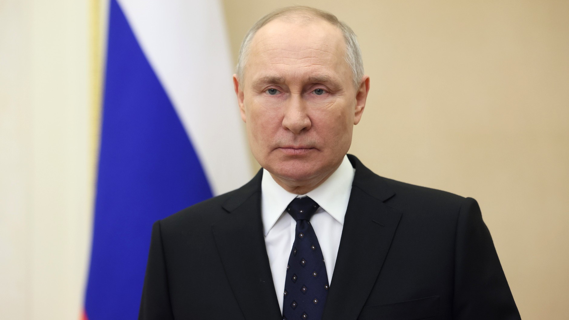 Владимир Путин в поздравлении с Днем защитника Отечества отметил развитие боевой техники