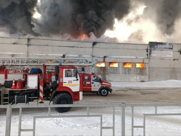 В Красноярске 123 спасателя тушат пожар на складе на 12 тысяч «квадратов»
