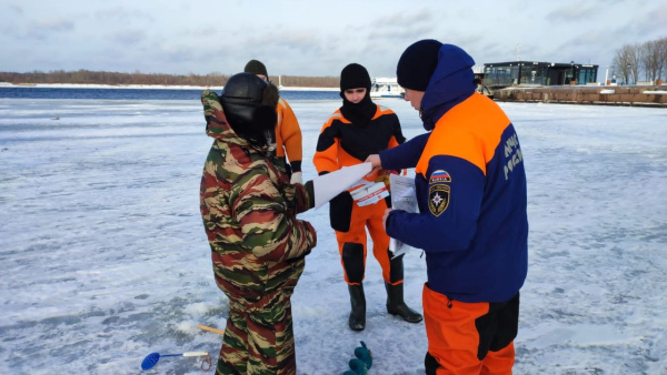 Спасатели Шлиссельбурга раздали рыбакам листовки об опасности выхода на лед