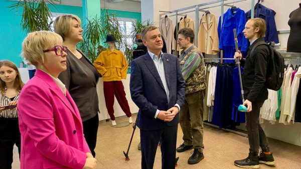 Вице-губернатор Петербурга Кирилл Поляков посетил мастерскую модного дома Victoria Tishina