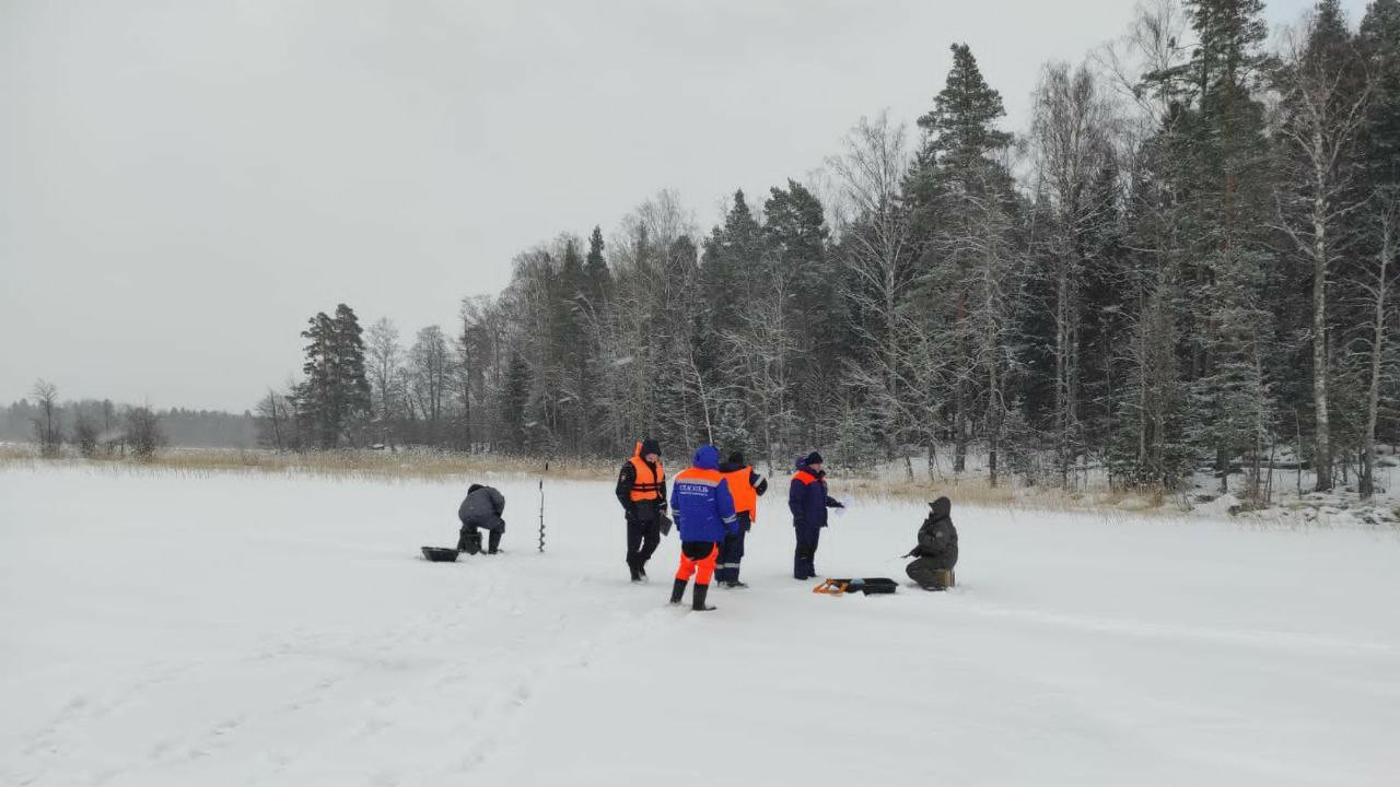 Спасатели Ленобласти побеседовали с рыбаками на льду Малуксы и Вуоксы