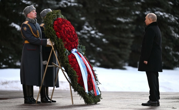 Путин возложил цветы к Могиле Неизвестного Солдата и пообщался с ветеранами