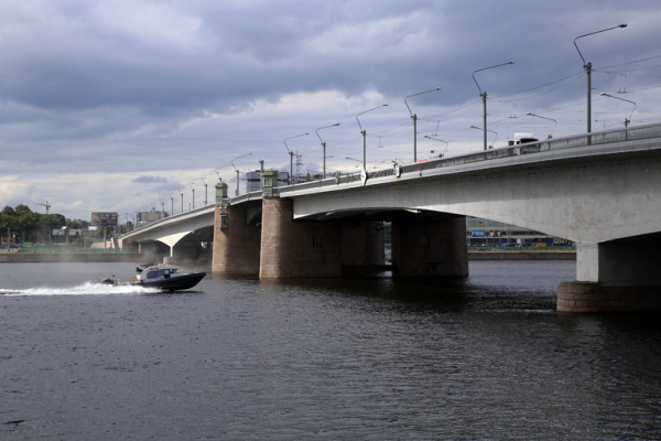 На мосту Александра Невского завершено обустройство выделенной линии для трамваев № 30 и № 39