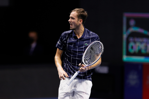 Медведев пробился в финал теннисного турнира в Дохе