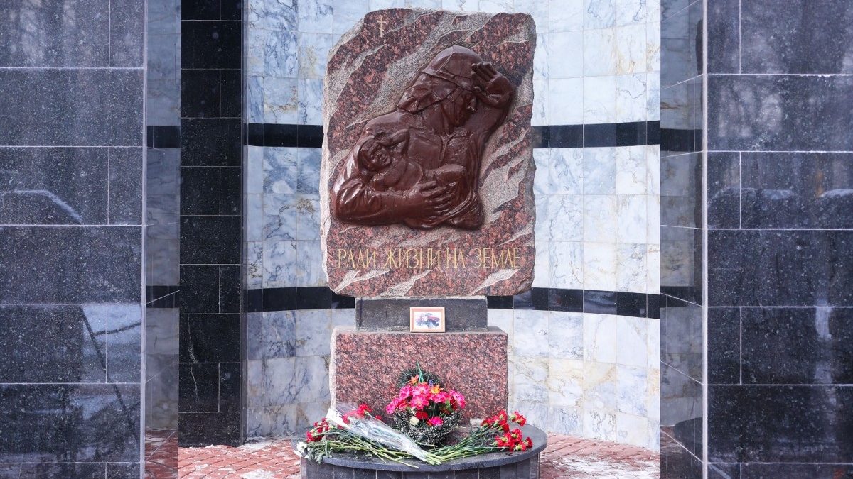 На Серафимовском кладбище почтили память погибших при исполнении служебного долга пожарных