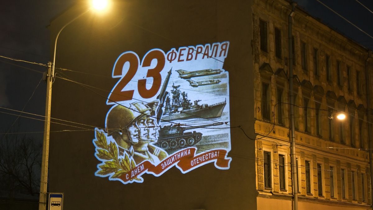 В честь Дня защитника Отечества на фасадах шести петербургских домов появятся световые открытки