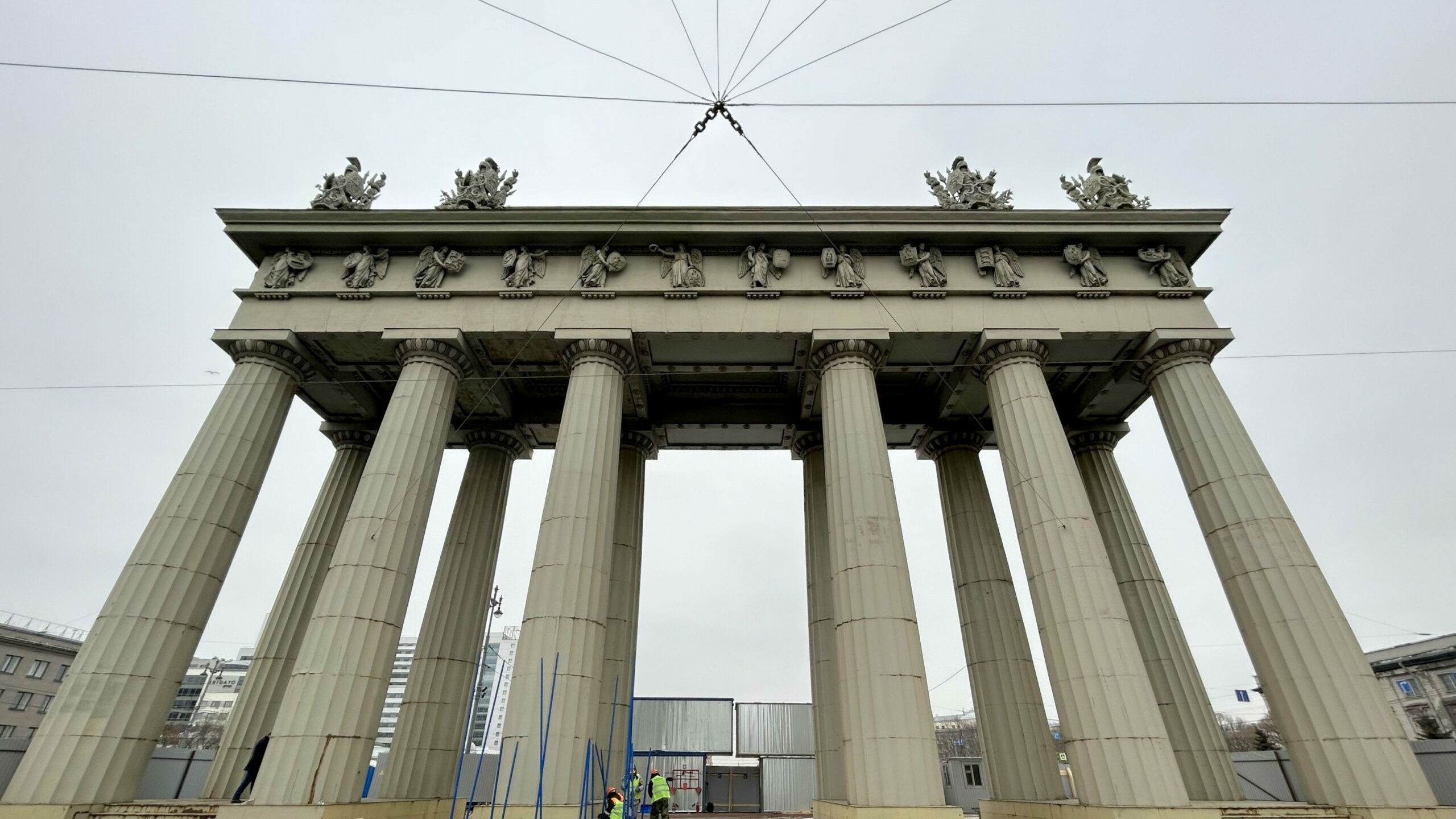 В Петербурге скульптуры с Московских триумфальных ворот демонтировали для реставрации