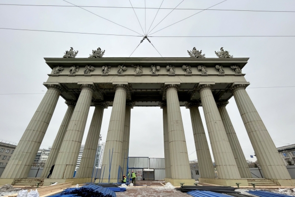 В Петербурге скульптуры с Московских триумфальных ворот демонтировали для реставрации