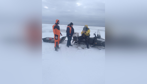 Спасатели Ленобласти разъяснили рыбакам на Ладоге, как опасно выходить на лед