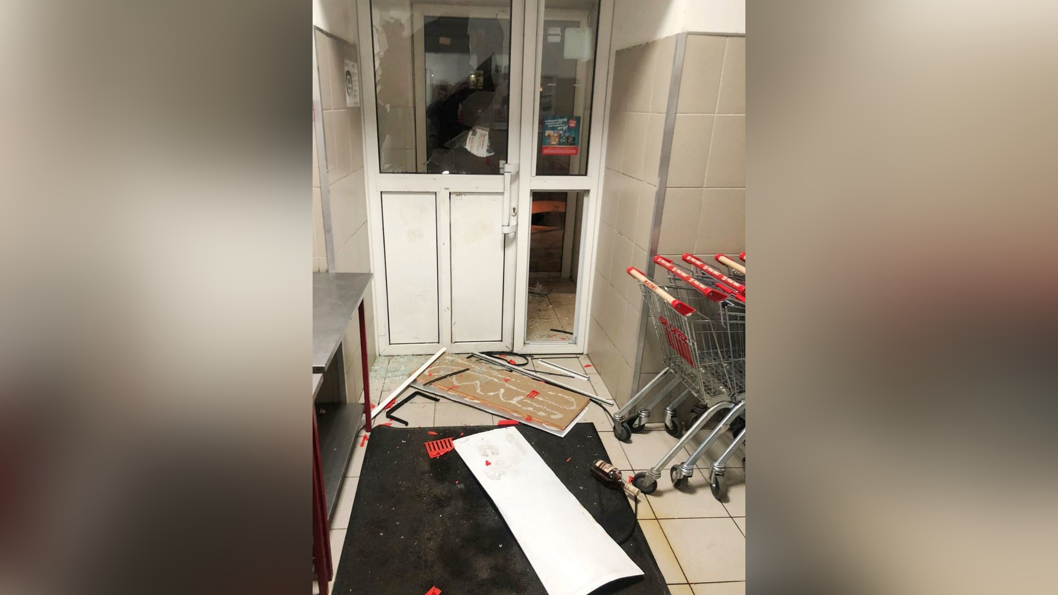 Росгвардейцы скрутили мигранта, устроившего погром в магазине на Дудко
