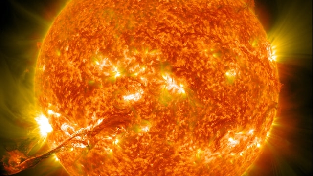 Ученым удалось заснять самый большой за всю историю наблюдений «солнечный смерч»