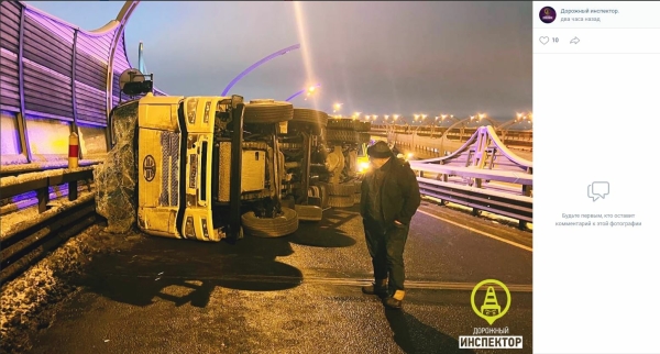 В Петербурге утром на съезде с ЗСД опрокинулся грузовик с песком