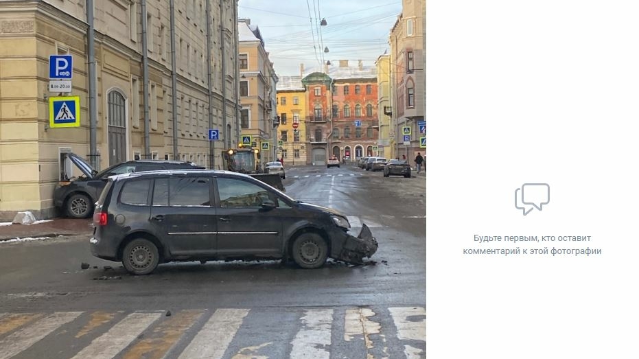 В центре Петербурга неизвестный на иномарке протаранил машину и врезался в стену дома