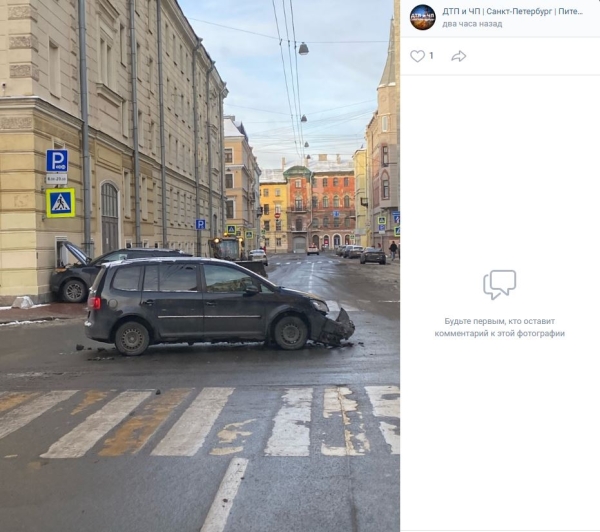 В центре Петербурга неизвестный на иномарке протаранил машину и врезался в стену дома