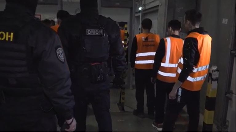 В Петербурге полицейские в ходе рейда в логистическом центре Ozon задержали свыше 150 мигрантов