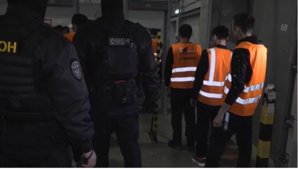 В Петербурге полицейские в ходе рейда в логистическом центре Ozon задержали свыше 150 мигрантов