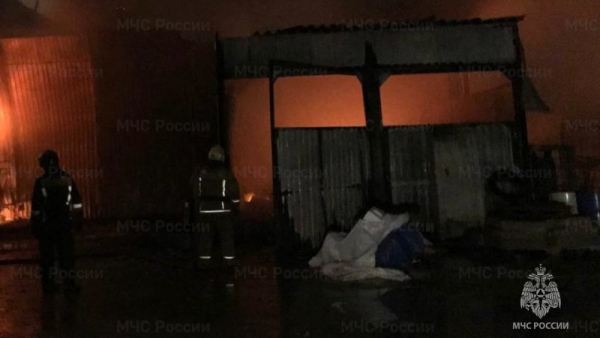 В Мурино ночью 32 спасателя тушили ангар на 900 «квадратов»