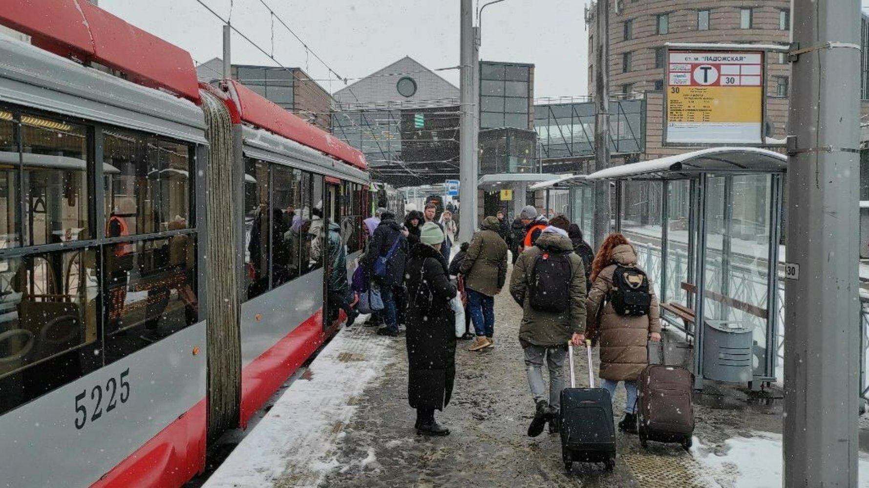 В Петербурге волонтеры продолжают работать на «Ладожской» несмотря на сильный снегопад