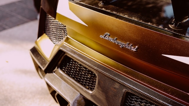 У неработающего петербуржца автосервис на Пискаревском «отжал» Lamborghini за 8 млн