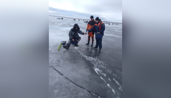 Спасатели Ленобласти измерили толщину льда на трех реках и побеседовали с рыбаками