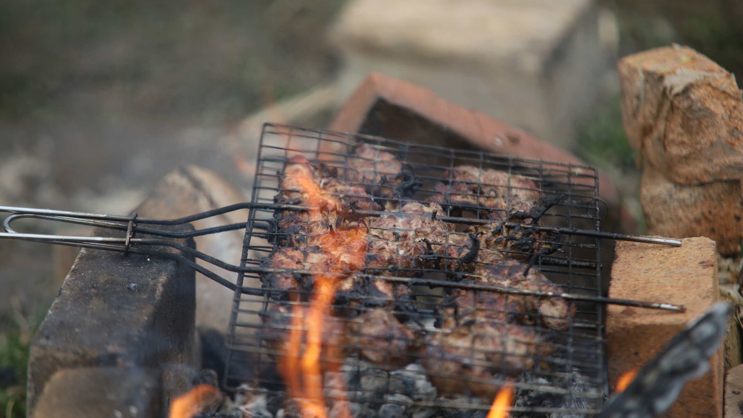 Гастроэнтеролог рассказал о полезных закусках к мясу