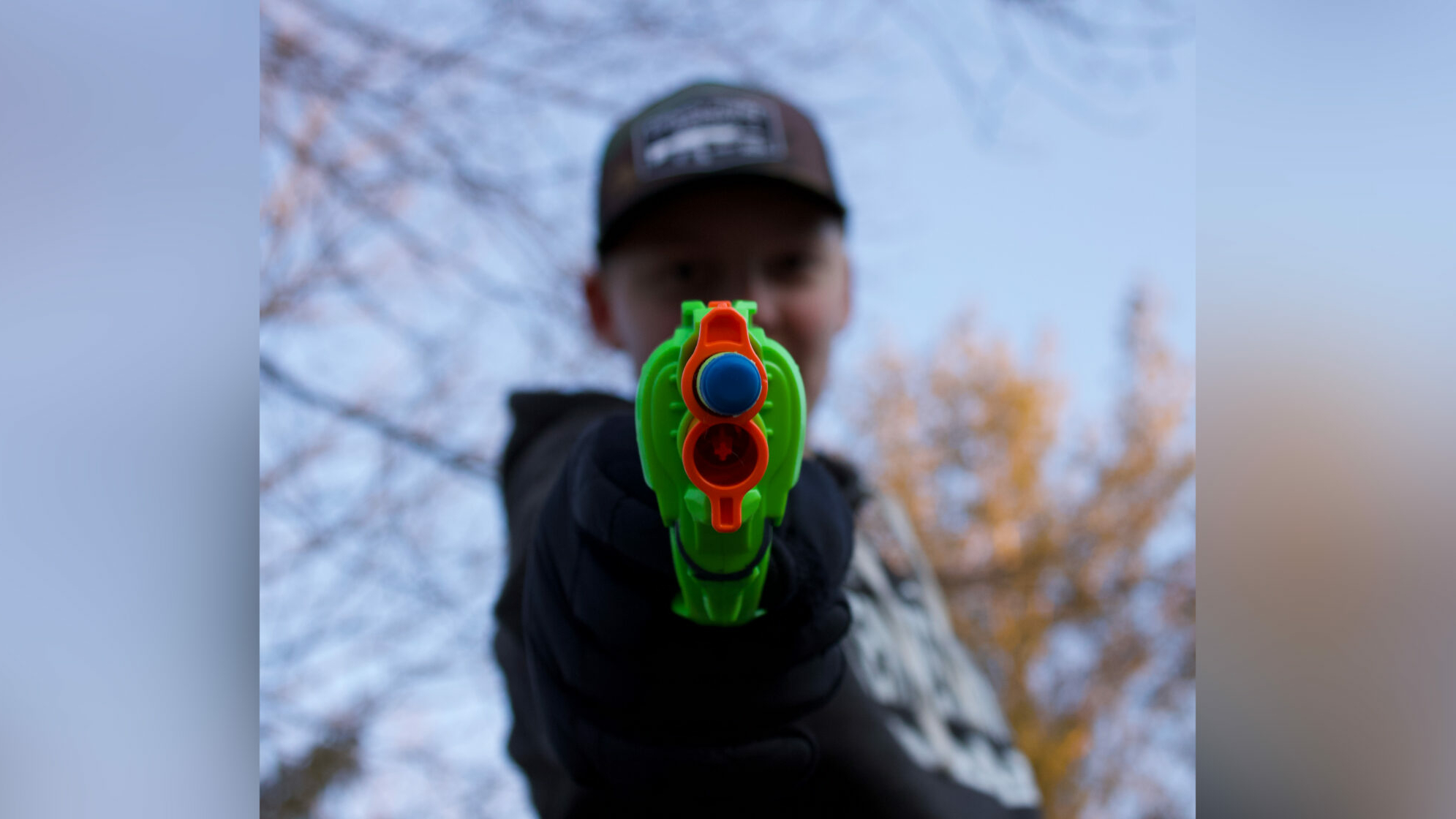 В Калининском районе подросток устроил стрельбу в школе из игрушечного пистолета