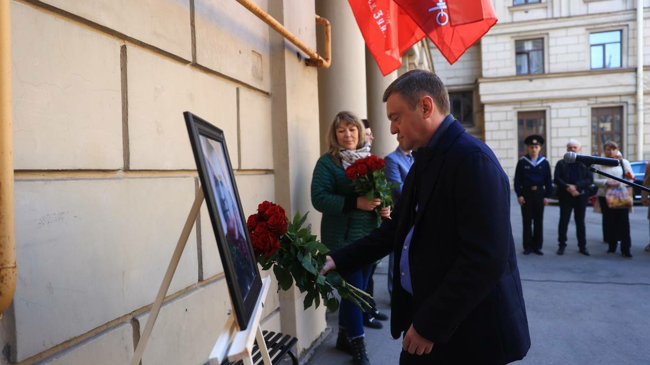 Вице-губернатор Петербурга посетил открытие мемориальной доски в честь командира блокадного трамвая