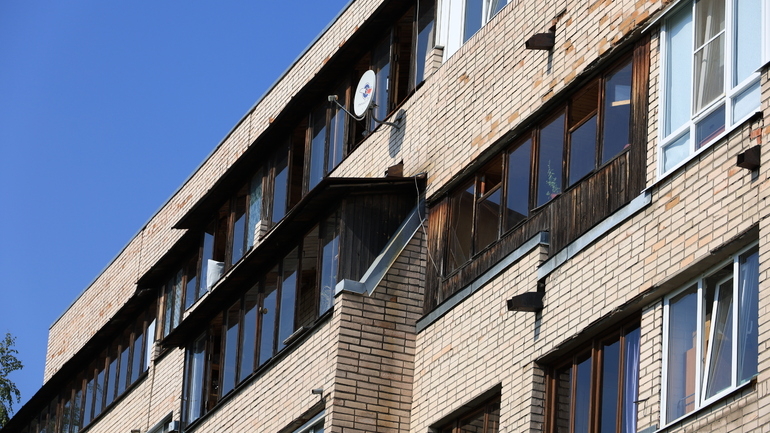 На Софийской чудом выжила выпавшая из многоэтажки молодая петербурженка