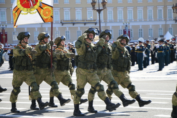 В центре Петербурга движение транспорта ограничат до 9 мая из-за репетиции Парада Победы
