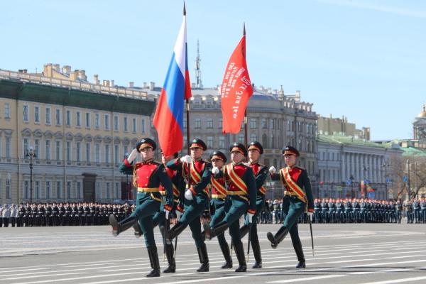 Парад Победы в Петербурге прошел на Дворцовой площади