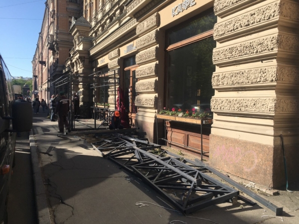 Власти ликвидировали десяток нелегальных веранд на улицах Петербурга