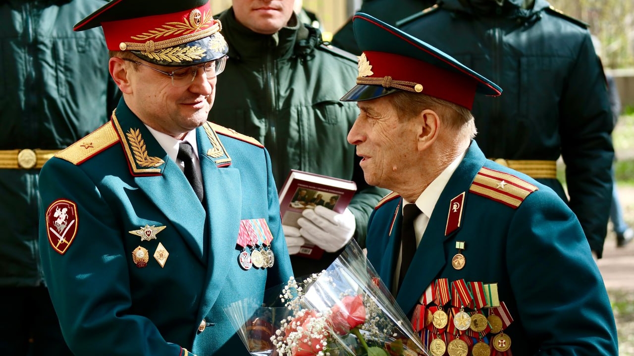 Росгвардейцы из Петербурге присоединились к акции «Парад у дома ветерана»