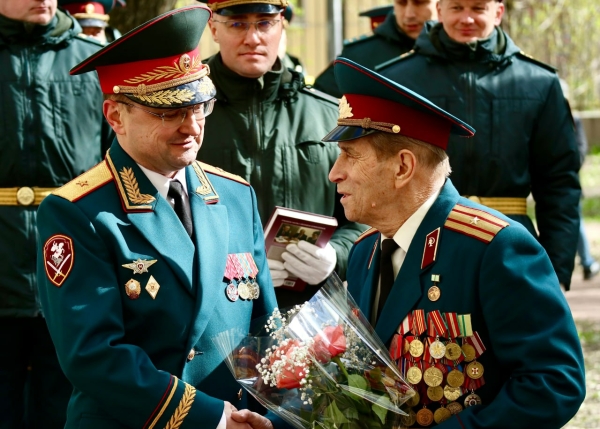 Росгвардейцы из Петербурге присоединились к акции «Парад у дома ветерана»