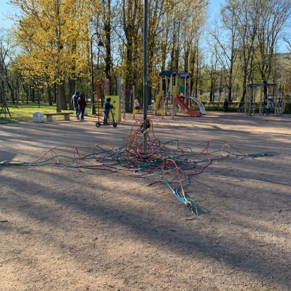 В Петербургском СК заинтересовались обрушением канатной паутины в парке Победы