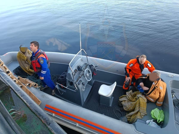 В Ленобласти спасатели достали из воды двух мужчин