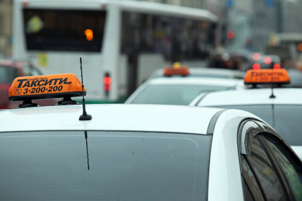 Увеличилось количество оформленных разрешений на перевозки в легковых такси Петербурга