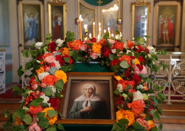 На Смоленском кладбище установили памятник в честь Ксении Петербургской