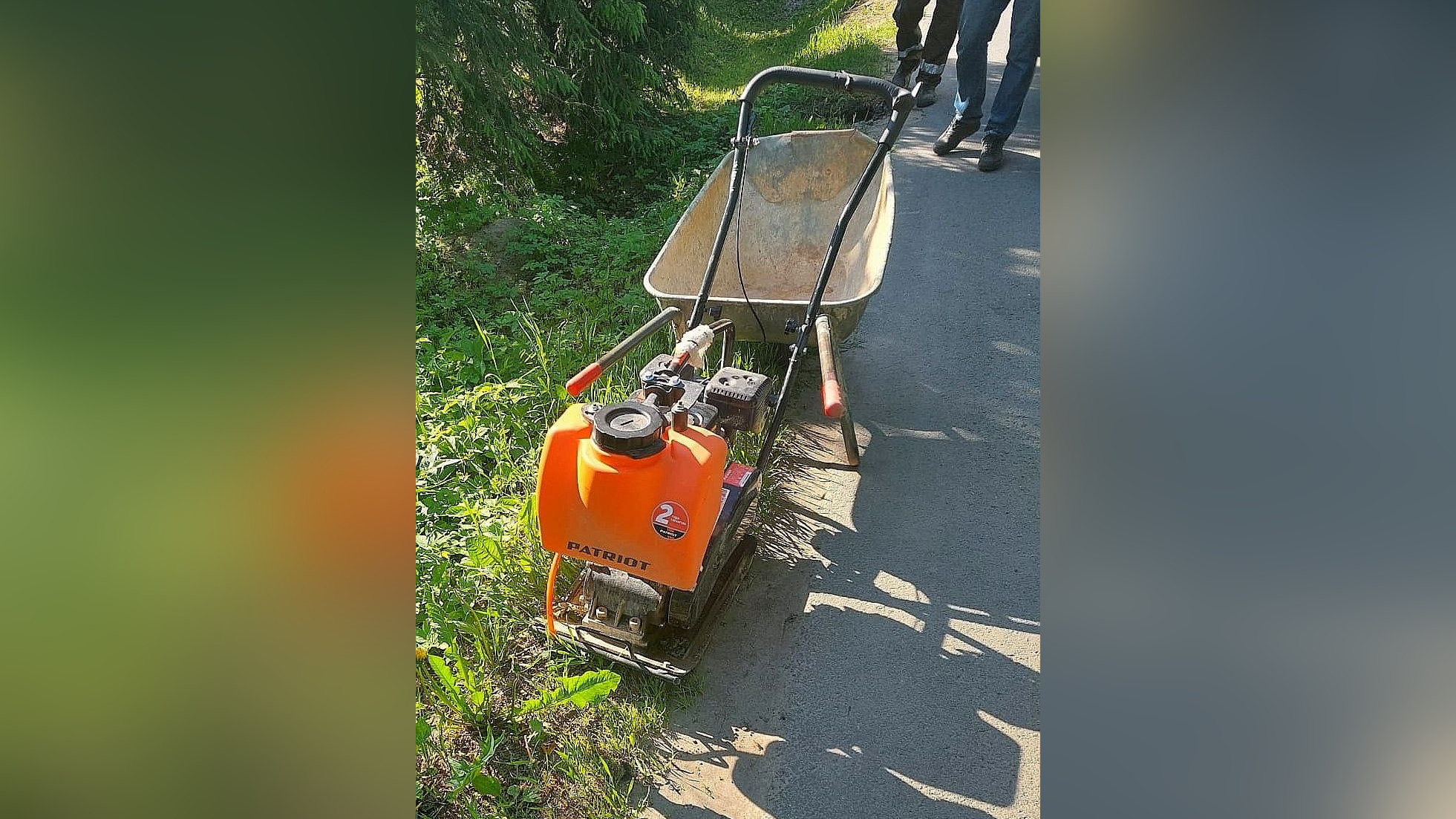 В Петербурге с тележкой украденных вещей вор прошел мимо хозяина