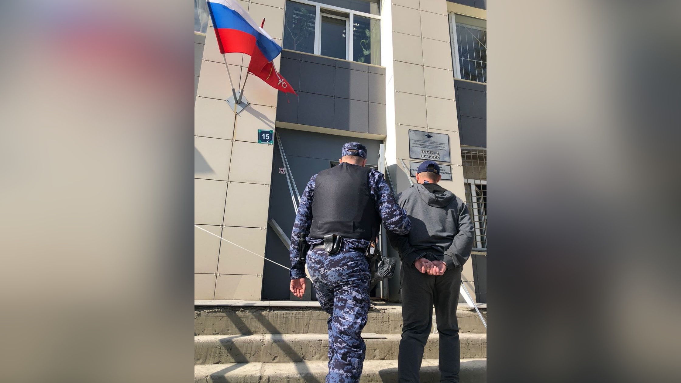 Росгвардейцы задержали в Петербурге мигранта с поддельными картами
