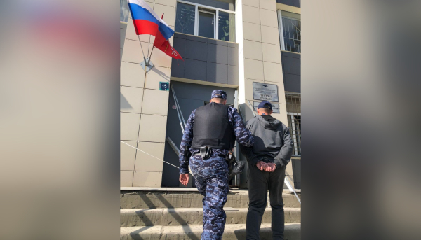Росгвардейцы задержали в Петербурге мигранта с поддельными картами