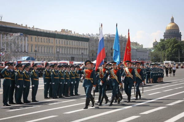В честь 220-летия Пожарной охраны города на Дворцовой площади провели парад