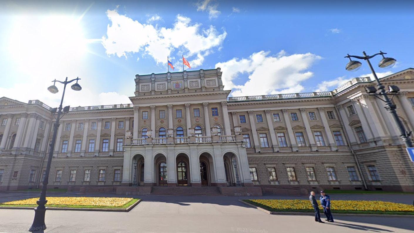 Прокуратуру и Контрольно-счетную палату Петербурга привлек липовый сад у Мариинского дворца за 162 млн рублей