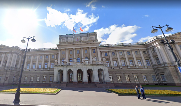 Прокуратуру и Контрольно-счетную палату Петербурга привлек липовый сад у Мариинского дворца за 162 млн рублей