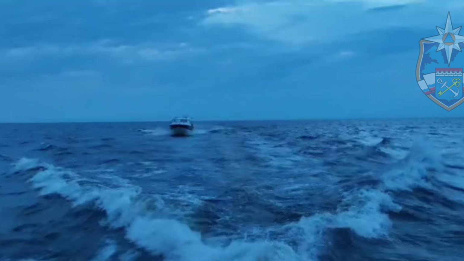 Спасатели помогли дрейфующим на Ладожском озере рыбакам