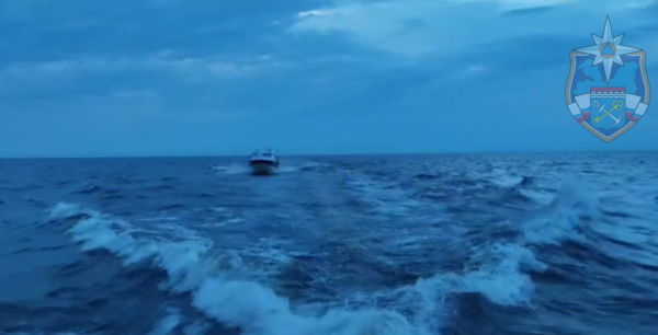 Спасатели помогли дрейфующим на Ладожском озере рыбакам