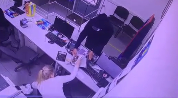 Петербургские полицейские задержали налетчика с игрушечным пистолетом на офис микрозаймов