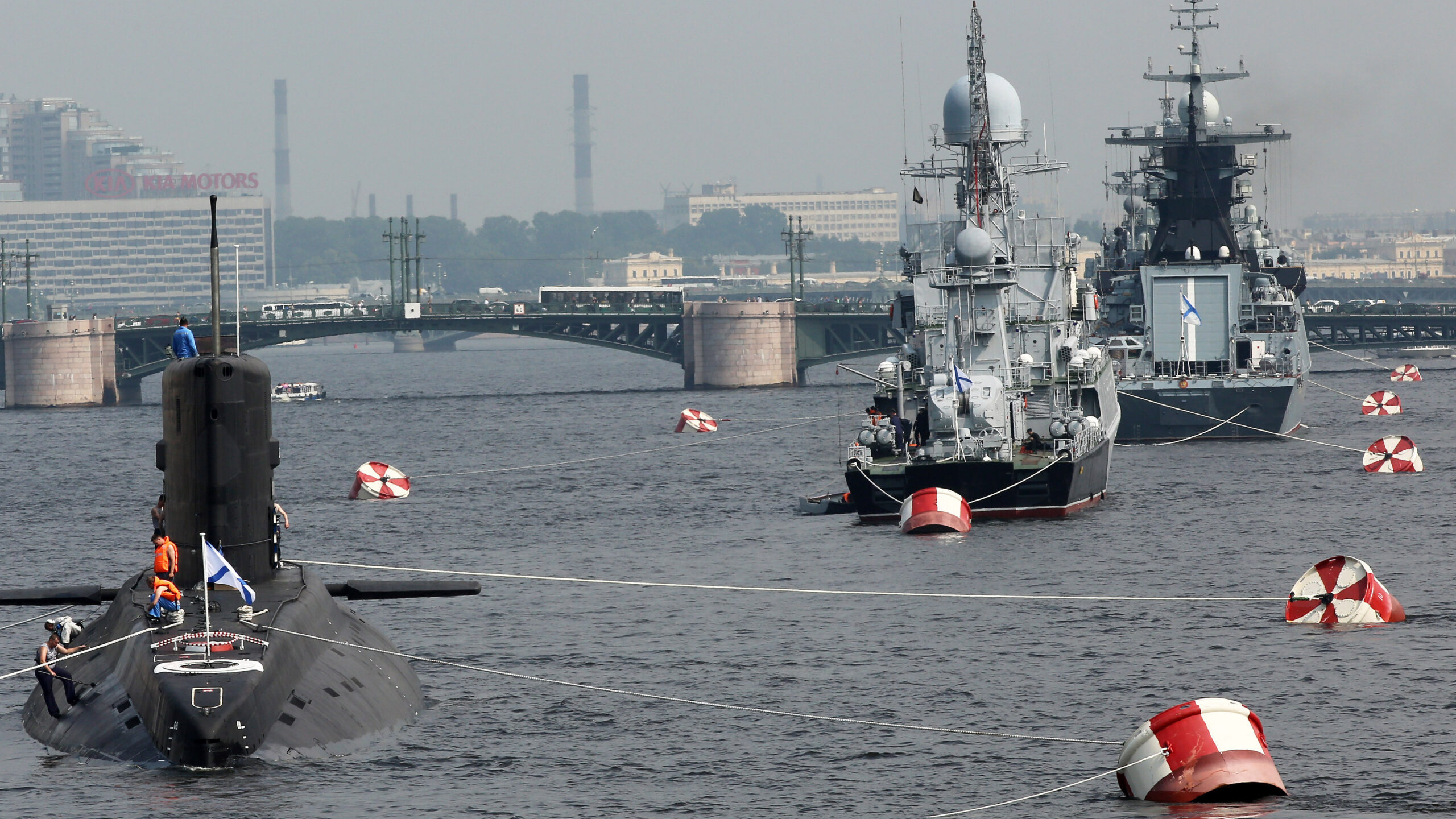 Ко Дню ВМФ в акваторию Невы вышли военные корабли
