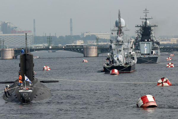 Ко Дню ВМФ в акваторию Невы вышли военные корабли