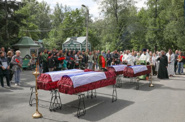 На Серафимском кладбище простились с погибшими петербургскими добровольцами в зоне СВО