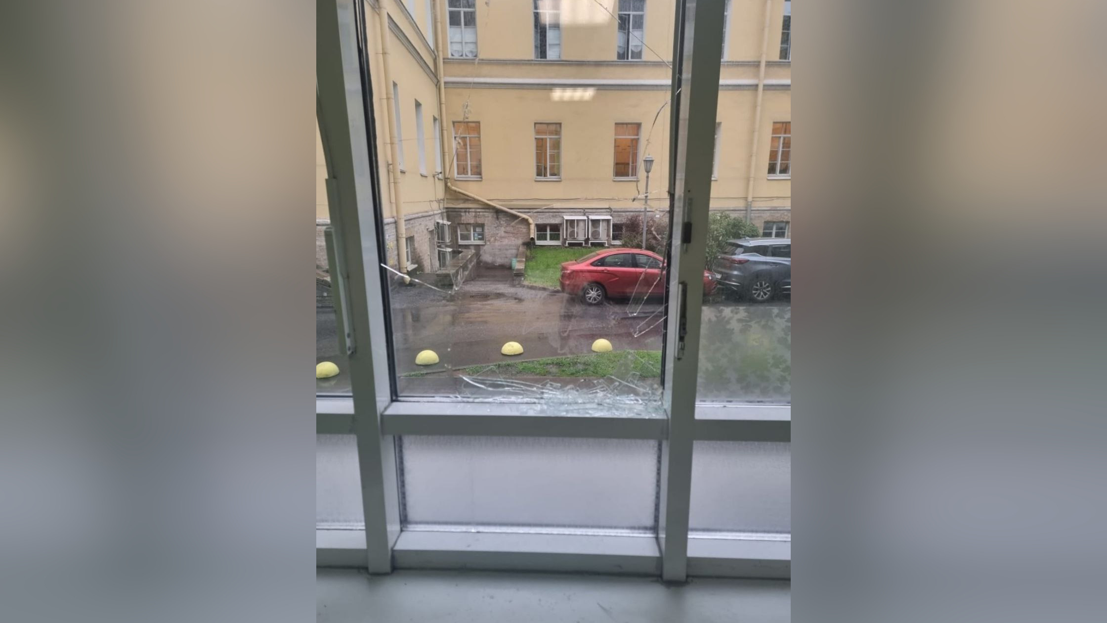 В Петербурге выпивший дебошир отплатил врачам за помощь разбитым окном